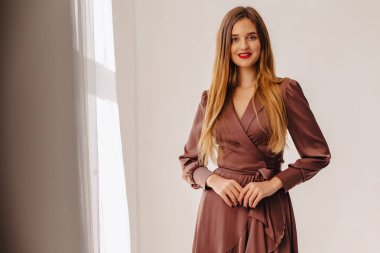 closup portre çekici şık genç kız ışık iç büyük penceresinde yakınındaki