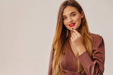 closup portre çekici şık genç kız ışık iç büyük penceresinde yakınındaki