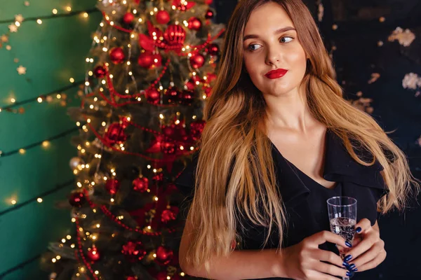 Jovem Menina Atraente Roupas Festivas Fundo Uma Árvore Natal Tema — Fotografia de Stock