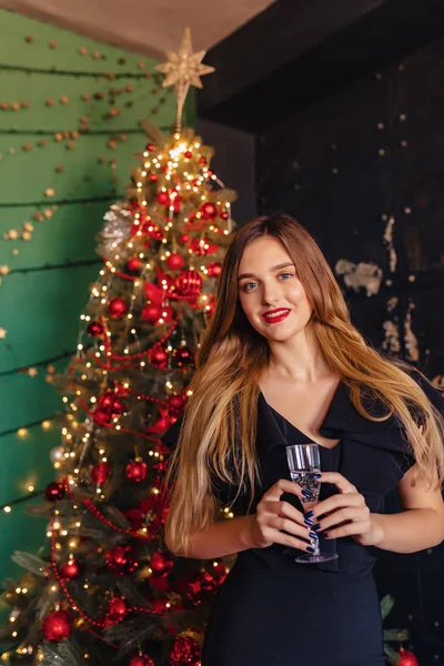 Jovem Menina Atraente Roupas Festivas Fundo Uma Árvore Natal Tema — Fotografia de Stock