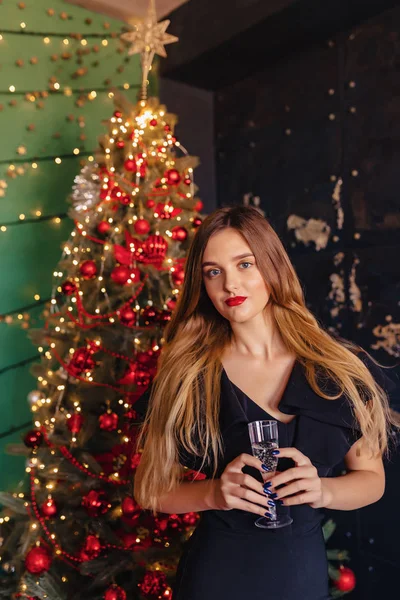 Jovem Menina Atraente Roupas Festivas Fundo Uma Árvore Natal Tema — Fotografia de Stock