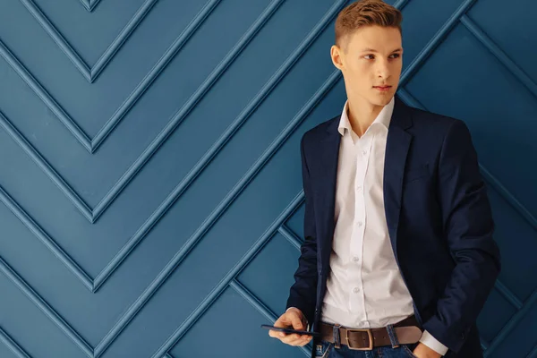 Jovem Elegante Com Telefone Jovem Empresário Trabalho Freelancer Fundo Aqua — Fotografia de Stock