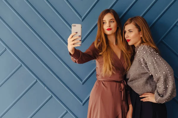 Duas Meninas Elegantes Atraentes Com Smartphones Fundo Aquático Simples — Fotografia de Stock