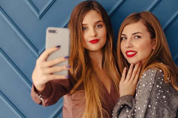 Dos Chicas Jóvenes Atractivas Elegantes Con Teléfonos Inteligentes Fondo Acuático —  Fotos de Stock