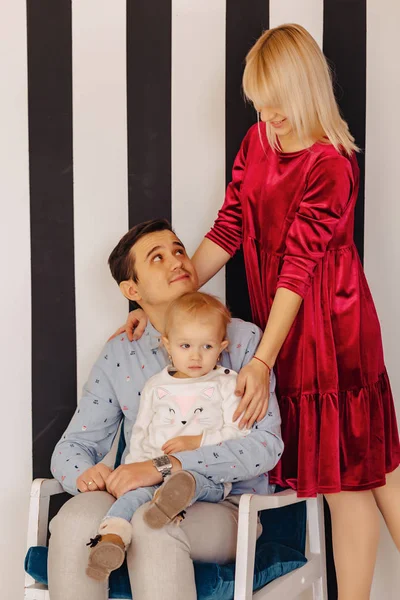 Schöne Familie Mit Einer Kleinen Tochter Einfacher Hintergrund Glück Und — Stockfoto