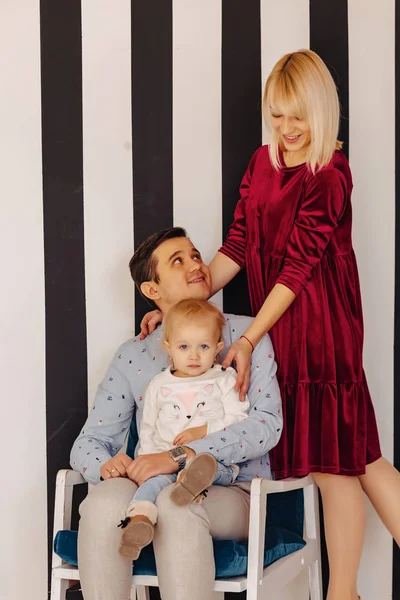 Schöne Familie Mit Einer Kleinen Tochter Einfacher Hintergrund Glück Und — Stockfoto