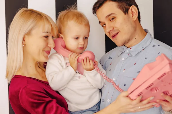 Hermosa Familia Con Una Pequeña Hija Hablando Por Teléfono Rosa —  Fotos de Stock
