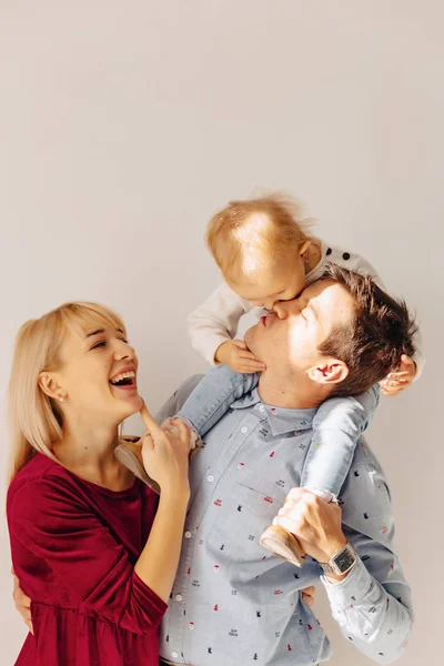 美丽的家庭与一个小女儿 一个简单的背景 幸福和喜悦的公寓 — 图库照片