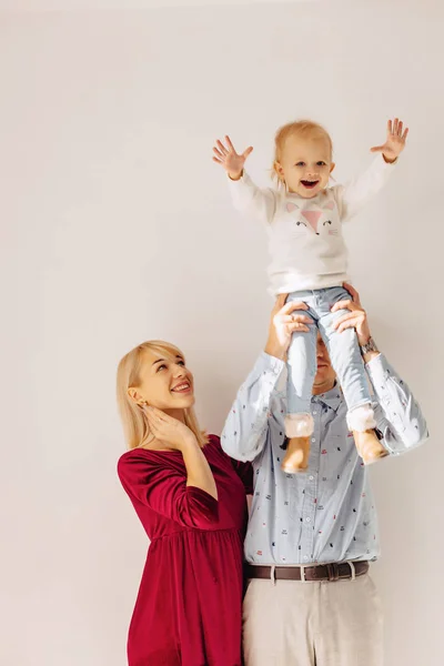 Güzel Aile Ile Küçük Kızı Bir Basit Arka Plan Mutluluk — Stok fotoğraf
