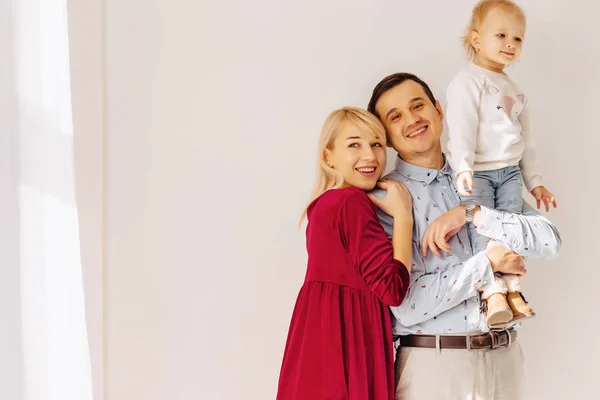 Hermosa Familia Con Una Hija Pequeña Fondo Simple Felicidad Alegría —  Fotos de Stock