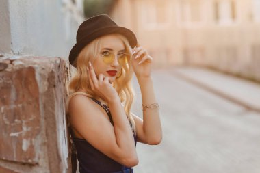 sarışın çekici kız güneş gözlüğü ve sıcak yaz güneş kentsel şık şapka