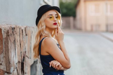 sarışın çekici kız güneş gözlüğü ve sıcak yaz güneş kentsel şık şapka