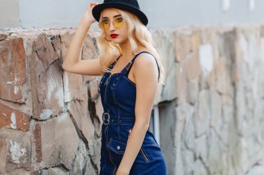 sarışın çekici kız güneş gözlüğü ve sıcak yaz güneş kentsel şık şapka