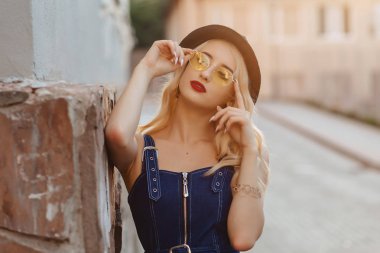 sarışın çekici kız güneş gözlüğü ve sıcak yaz güneş kentsel şık şapka