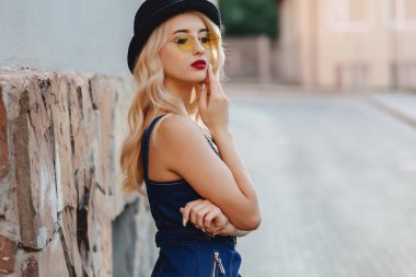 sarışın çekici kız güneş gözlüğü ve sıcak yaz güneş kentsel şık şapka