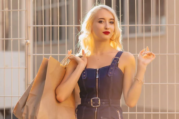 Blonde Attraktive Mädchen Mit Hut Nach Dem Einkaufen Den Strahlen — Stockfoto