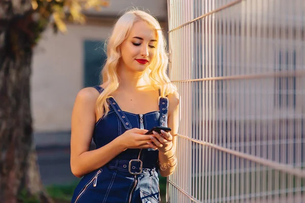 Emotionales Blondes Attraktives Mädchen Mit Sonnenbrille Und Telefon Der Warmen — Stockfoto