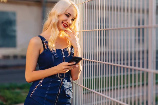 Емоційна Блондинка Приваблива Дівчина Сонцезахисних Окулярах Телефоном Тепле Літо Сонячне — стокове фото