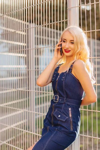 Emotionales Blondes Attraktives Mädchen Mit Sonnenbrille Und Telefon Der Warmen — Stockfoto