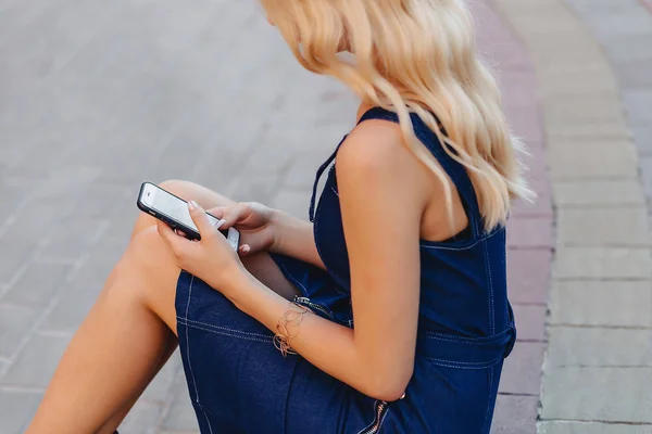 Emotivo Bionda Attraente Ragazza Occhiali Sole Con Telefono Calda Estate — Foto Stock