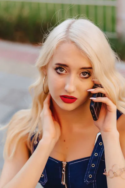 Emotionales Blondes Attraktives Mädchen Mit Sonnenbrille Und Telefon Der Warmen — Stockfoto