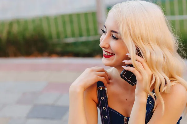 Emotionele Blond Aantrekkelijk Meisje Zonnebril Met Telefoon Warme Zomer Zon — Stockfoto
