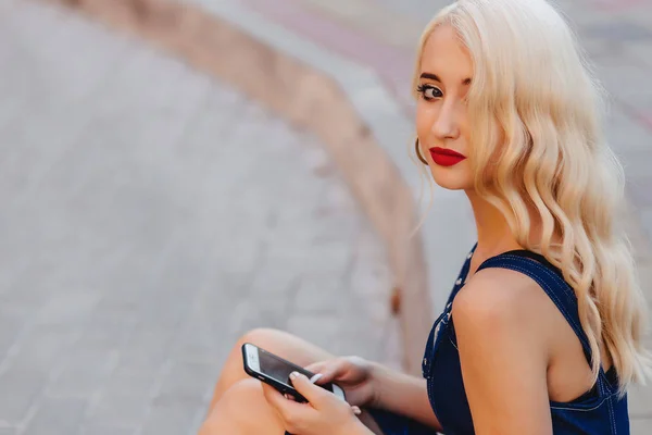 Emotionele Blond Aantrekkelijk Meisje Zonnebril Met Telefoon Warme Zomer Zon — Stockfoto
