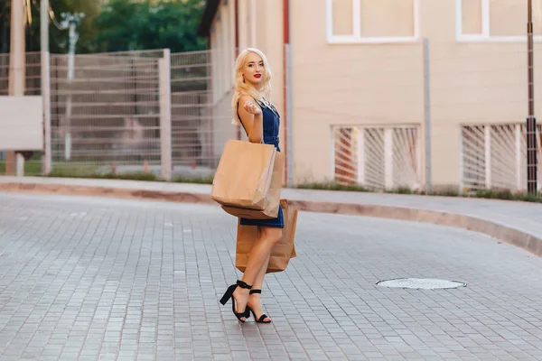 Menina Atraente Loira Chapéu Depois Fazer Compras Nos Raios Sol — Fotografia de Stock