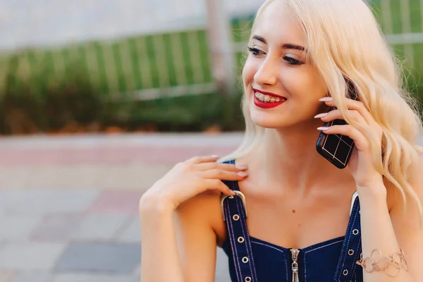 Emotionales Blondes Attraktives Mädchen Mit Sonnenbrille Und Telefon Der Warmen — Stockfoto