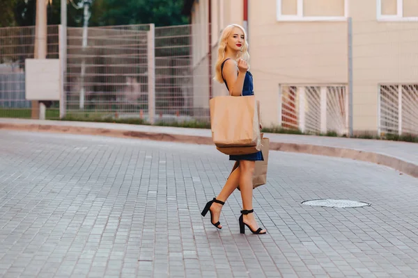 Blond Vacker Flicka Hatt Efter Shopping Den Varma Sommarsolen Strålar — Stockfoto