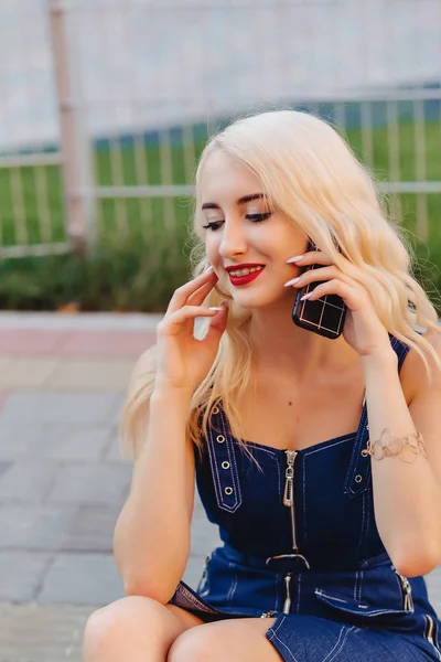 Emotionales Blondes Attraktives Mädchen Mit Sonnenbrille Und Telefon Der Warmen — Stockfoto