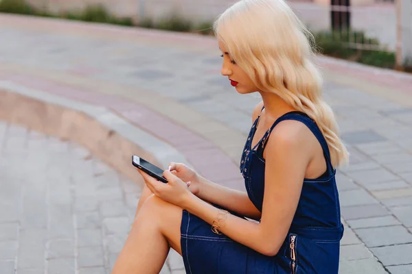 Emotiva Rubia Atractiva Chica Gafas Sol Con Teléfono Verano Cálido — Foto de Stock