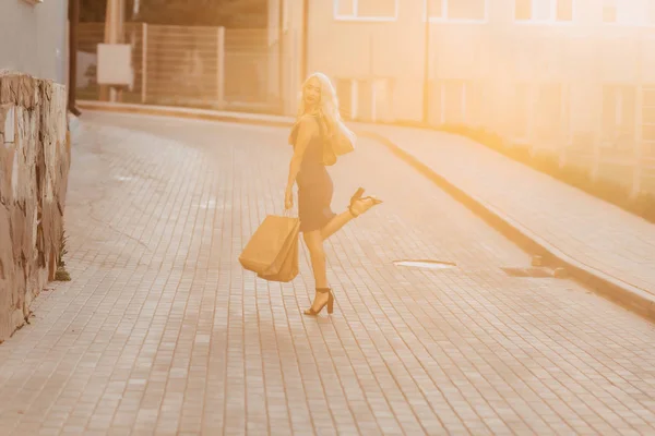 Блондинка Приваблива Дівчина Капелюсі Після Покупки Променях Теплого Літнього Сонця — стокове фото
