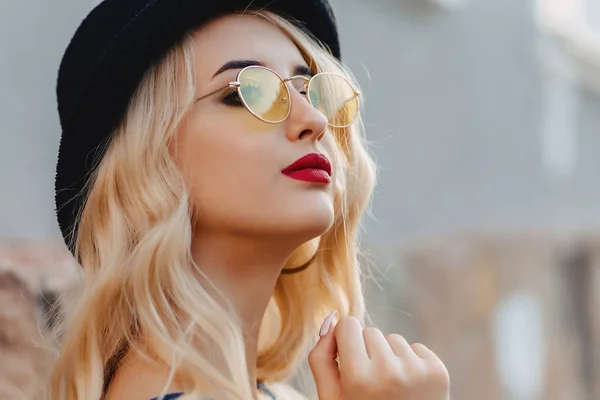 Blondes Attraktives Mädchen Mit Sonnenbrille Und Stylischem Hut Bei Warmem — Stockfoto