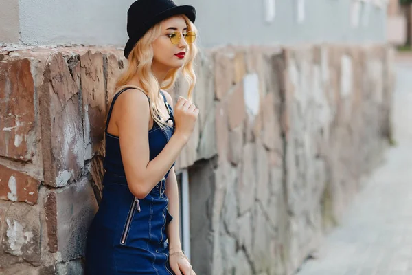 Blond Attractive Girl Sunglasses Stylish Hat Warm Summer Sunshine Urban — Stock Photo, Image