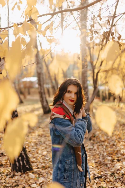 Junges Hübsches Mädchen Jeansmantel Spaziert Herbstlich Sonnigen Park — Stockfoto