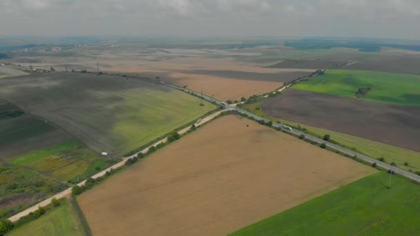 Drone Aéreo Acima Dos Campos Estrada Cruzando Verão Timelapse Nublado — Vídeo de Stock