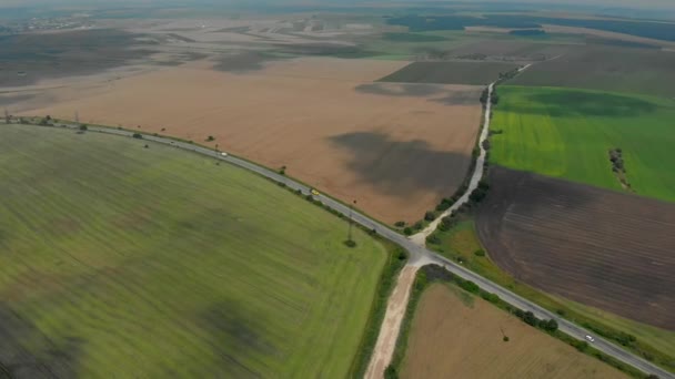 Drone Aéreo Acima Dos Campos Estrada Cruzando Verão Timelapse Nublado — Vídeo de Stock