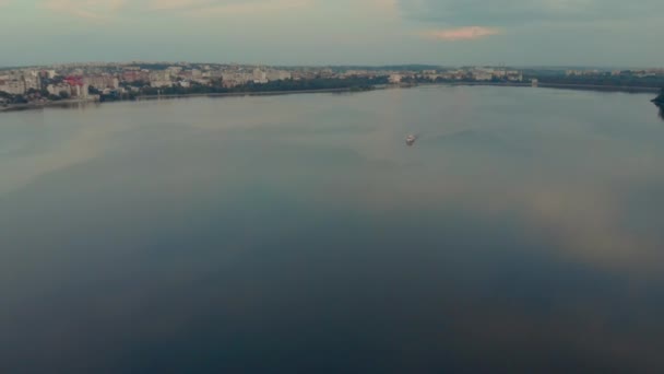Drony Antény Nad Vodou Honí Loď Jezero Města Ternopil Ukrajina — Stock video