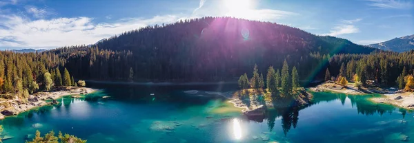 スイス連邦共和国でフリムスにある Caumasee 湖無人空中にあるアルプス山脈の山 日当たりの良い夏の風景 青い水 — ストック写真
