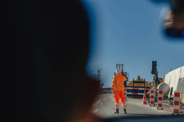 servis yolundan erkekte turuncu ceket, İsviçre, Alp Dağları, güneşli, mavi gökyüzü, araba görünümünden