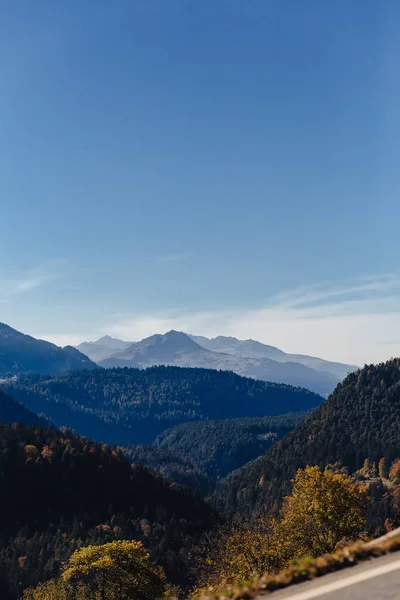 高山在阳光明媚的夏日风景 — 图库照片