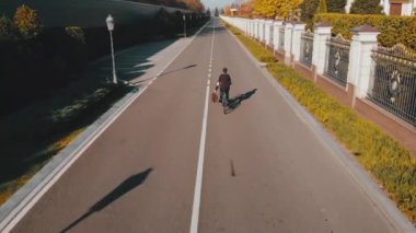 yol, 4k, Mezhyhirya Residence, Ukrayna Hava anında erkekler döngü ryding güçlü yönünde yukarıda