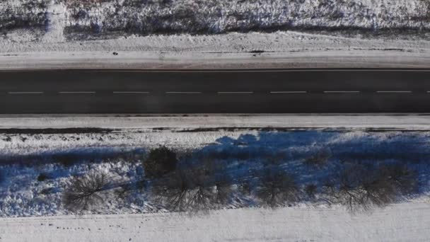 空中飞行视图以上冬季道路在阳光明媚的日子帕拉雷尔拍摄 — 图库视频影像