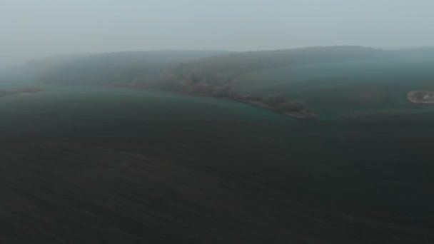 Nevoeiro Outono Aéreo Acima Estrada Campo Drone Voador Cor Cinematográfica — Vídeo de Stock