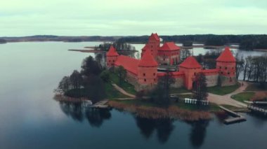 Trakai ada kale, sonbahar Gölü, 4 k sinematik renk üzerinde Trakai, Litvanya, havadan görünümü