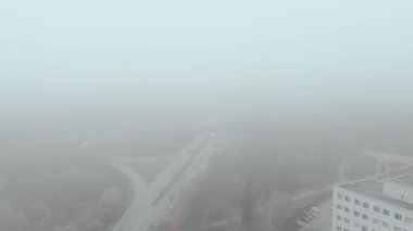 Yol ve alan, uçan robot, hava sonbahar sis yukarıdaki 4 k sinematik renk