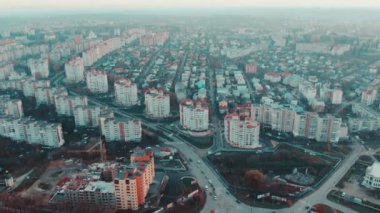 Şehrin trafik ve binalar, 4 k sinematik renk, Tarnopol, Ukrayna ile gün batımında havadan görünümü