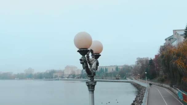 Повітряні Літаючі Aroung Вулиці Світло Біля Озера Туманний День Тернопіль — стокове відео