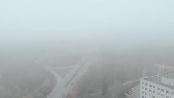 Nevoeiro Outono Aéreo Acima Estrada Campo Drone Voador Cor Cinematográfica — Vídeo de Stock